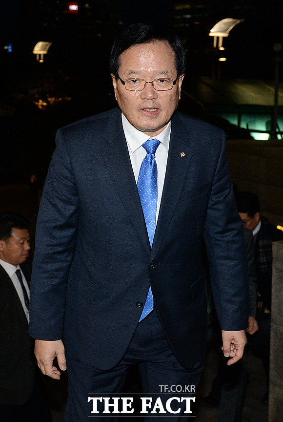 정의화 국회의장이 6일 오후 서울 삼성동 더라빌에서 열린 새누리당 김상민 의원과 방송인 김경란의 결혼식에 참석하고 있다./임영무 기자