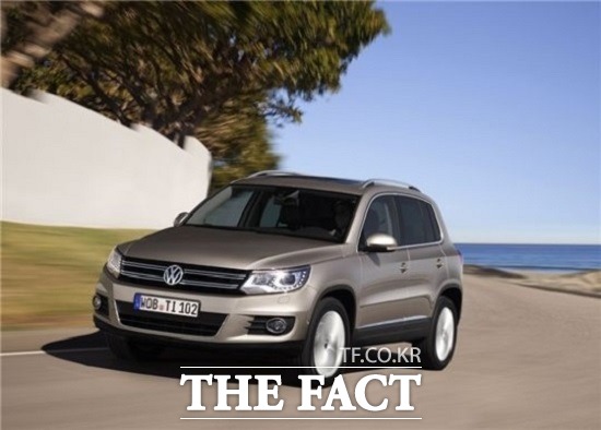 폭스바겐의 스포츠유틸리티차량(SUV) 티구안이 지난해 국내 시장에서 모두 8106대가 판매되며 6546대를 기록한 BMW의 중형 디젤 세단 520d를 제치고 베스트셀링모델로 선정됐다. / 폭스바겐 제공