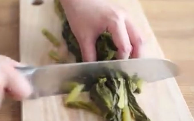 시래기에 대한 대중들의 관심이 높아지고 있다. 시래기는 구수한 맛과 부드러운 촉감이 특징인 채소로 국, 나물, 죽 등으로 활용된다. /유튜브 영상 갈무리