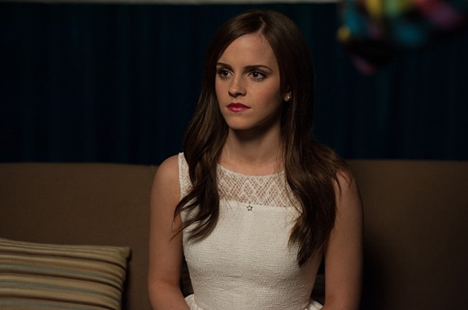 배우 엠마 왓슨이 어린 소녀 이미지를 벗고자 가슴 노출 연기에 도전했다. / 영화 블링 링 스틸