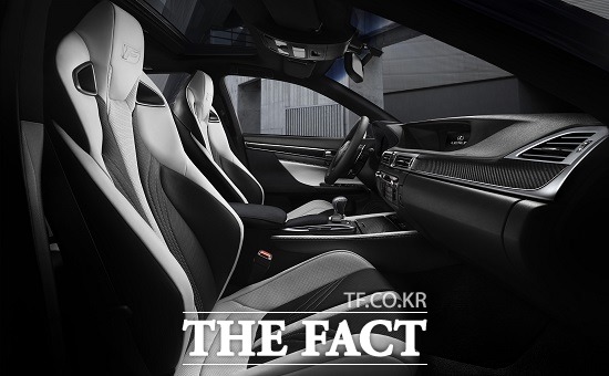 GS F는 구동력 제어 시스템 TVD를 채용해 코너를 돌 때 후륜 좌우 구동력을 최적으로 전자 제어해 이상적인 차량의 거동을 실현했다.