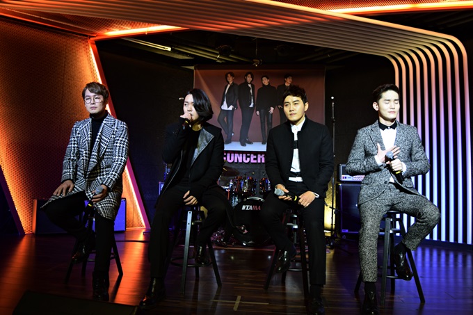 그룹 노을(이상곤 강균성 전우성 나성호·왼쪽부터)이 새 앨범 타이틀곡 목소리에 대해 저작권 수입이 기대되는 노래라고 밝혔다. / YNB 엔터테인먼트 제공