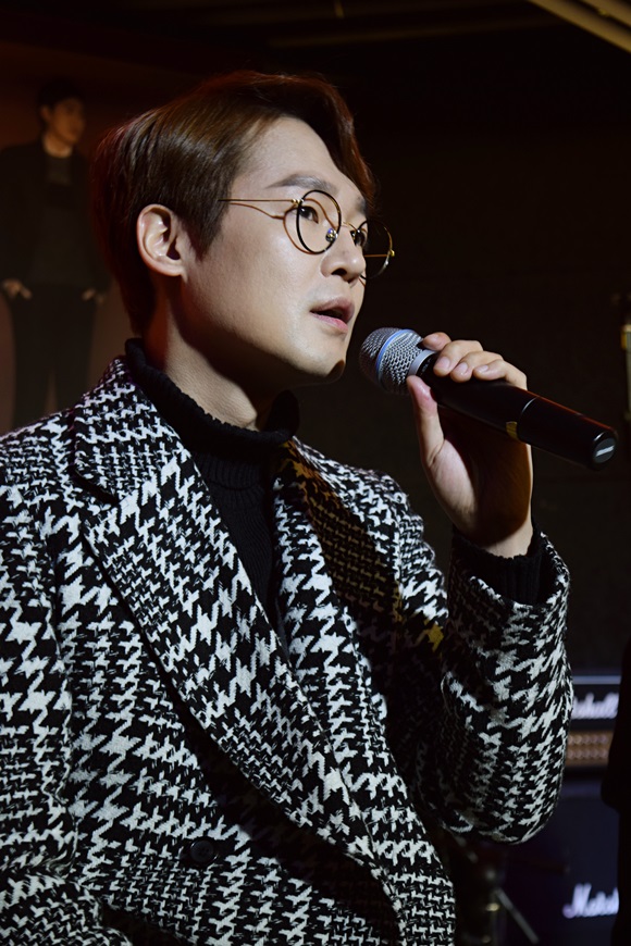 노을의 이상곤은 세 번째 미니앨범 타이틀곡 목소리의 노랫말을 쓰고 작곡에도 참여했다. / YNB 엔터테인먼트 노래