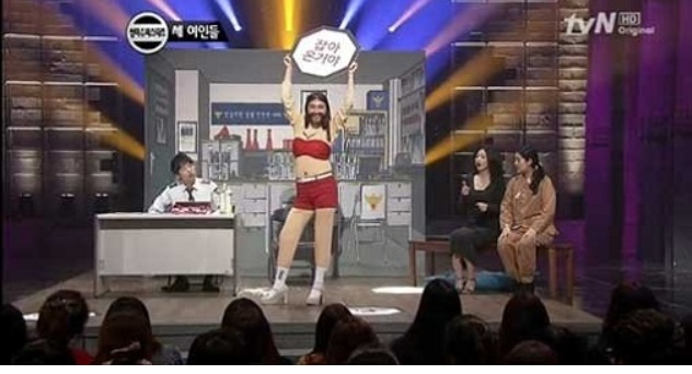 김미려가 과거 옥타곤걸로 변신한 모습이 화제다. 김미려는 세 여인들 코너에서 당시 인기를 끌던 옥타곤걸을 패러디했다./tvN 방송화면 캡처