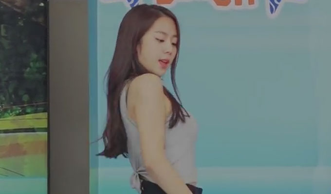 예원의 관능미 넘치는 무대 영상이 누리꾼들의 관심을 받고 있다. 예원은 속옷 브랜드의 모델로 발탁될 정도로 볼륨 몸매의 소유자로 알려졌다. /유튜브 영상 갈무리