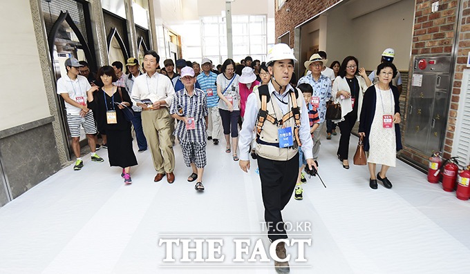 2014년 9월 - 제2롯데월드 저층부 프리-오픈2014년 9월 제2롯데월드 저층부 프리-오픈(Pre-open) 행사가 서울 송파구 제2롯데월드에서 열린 가운데 시민들이 공개된 구역을 관람 했다.