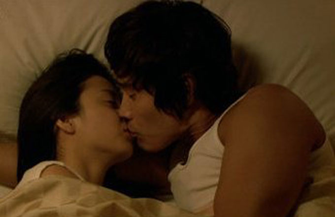 이병헌이 이지연 협박 논란으로 주목을 받는 가운데 과거 이병헌이 출연한 드라마가 재조명 받았다. 이병헌은 아이리스에서 김태희와 비밀연애를 나누었다. /KBS2 드라마 아이리스 캡처