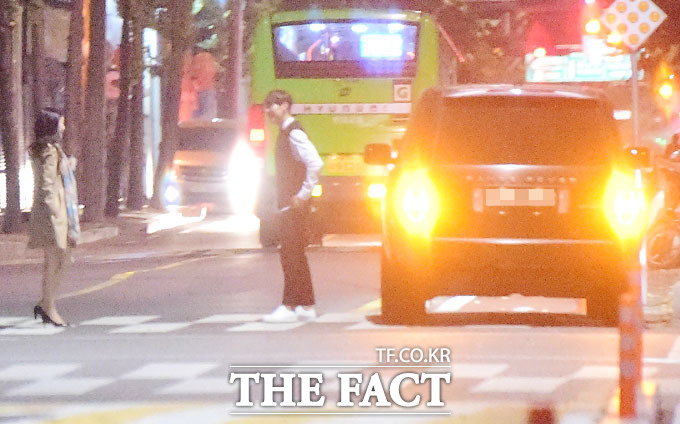 지난해 11월 27일 <더팩트>가 포착해 보도한 사진 속에서 박태환은 꿀 떨어지는 눈빛으로 장예원을 배웅했다. /이새롬 기자