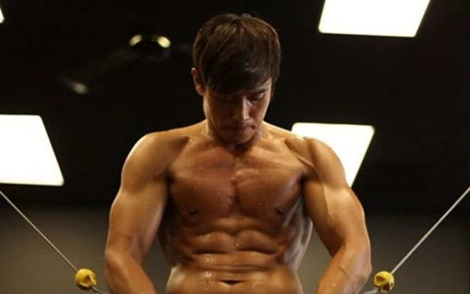 이병헌(45)을 협박해 구속된 이지연(25)이 선고 공판을 앞두고 연이어 반성문을 또 제출했다. 이병헌이 영화 G.I.조 촬영을 위해 보디 트레이닝하는 사진이 공개돼 눈길을 끈다. / CJ엔터테인먼트 제공