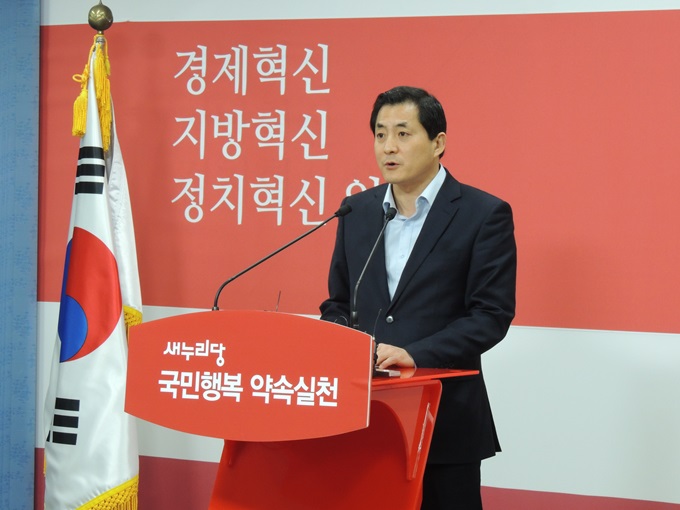 박 대변인은 새해 정국 핵심 의제로 경제 활성화를 꼽았다.