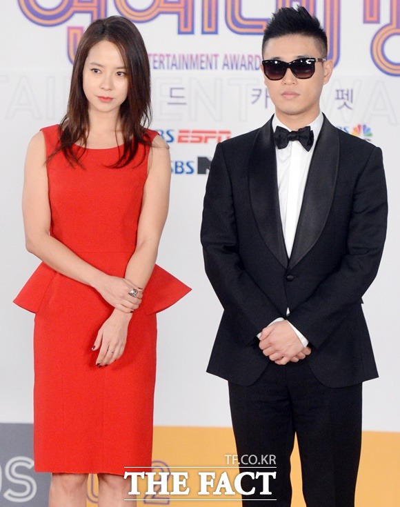 송지효(왼쪽)와 개리가 최근 불거진 열에설에 관해 가족만큼 친한 사이라고 선을 그었다. /더팩트DB