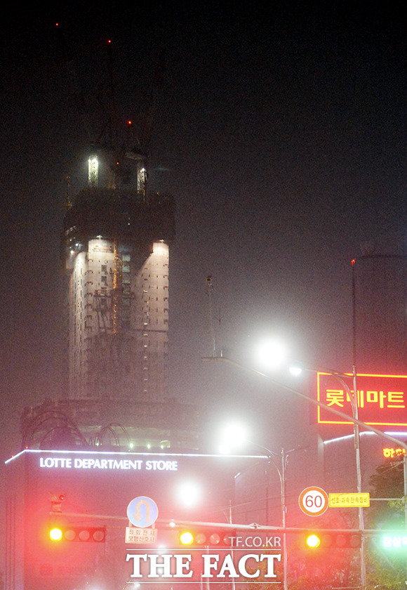 2013년 6월 - 제2롯데월드 외벽 거푸집 붕괴 사고 2013년 6월 38층 사이 건물 외벽에 부착된 거푸집이 무너지며 21층에서 작업중인 근로자를 덮쳐 1명이 사망하고 5명이 다치는 사고가 발생했다. 공사 중 거푸집이 무너지며 6명의 사상자가 발생한 서울 제2롯데월드 타워 신축공사장에 불이 켜져 있다.