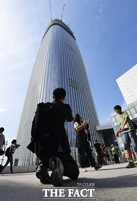 제2롯데월드 관련 사건 사고들이 이어지고 있는 가운데 롯데 신동빈 회장이 올해 말 완공을 추진하고 있는 123층의 초고층 제2롯데월드가 시민들의 눈길을 끌고 있다.