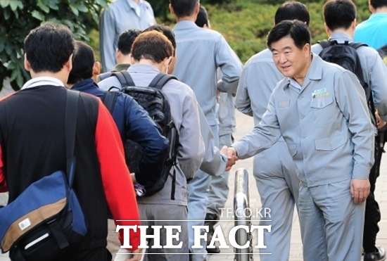 현대중공업 권오갑 사장이 노조 찬반투표를 하루 앞둔 6일 오전 출근길 공장 정문에서 직원들에게 ‘읍소 편지’를 건네며 찬성표를 던져 달라고 호소하는 등 정성을 기울였지만 끝내 수포로 돌아갔다. /현대중공업 제공