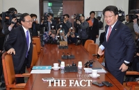 [TF포토] 홍영표-권선동, '자원외교 국조 논의합시다'