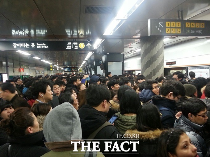 9일 오전 8시 30분께 고속버스터미널에서 교대 방향으로 가던 3호선 열차의 출입문이 갑자기 작동을 멈춰 혼잡이 빚어졌다./고속터미널역=서재근 기자