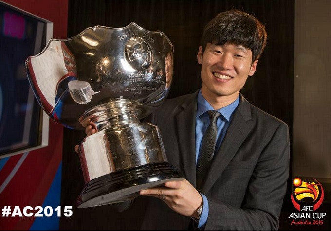 박지성이 9일 공개된 사진에서 아시안컵 우승 트로피를 들고 환하게 웃고 있다. / 아시안컵 한국어 트위터 캡처