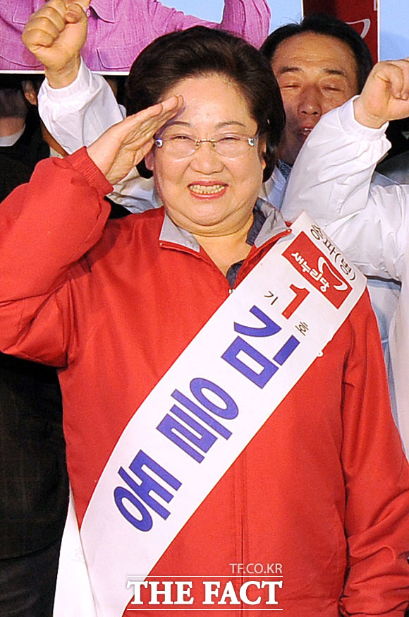 김을동 의원은 지난 2012년 제19대 국회의원 선거에 출마할 당시에 거수경례를 트레이드마크처럼 활용했다. 김을동 의원은 배우 송일국의 어머니로도 잘 알려져 있다. /문병희 기자