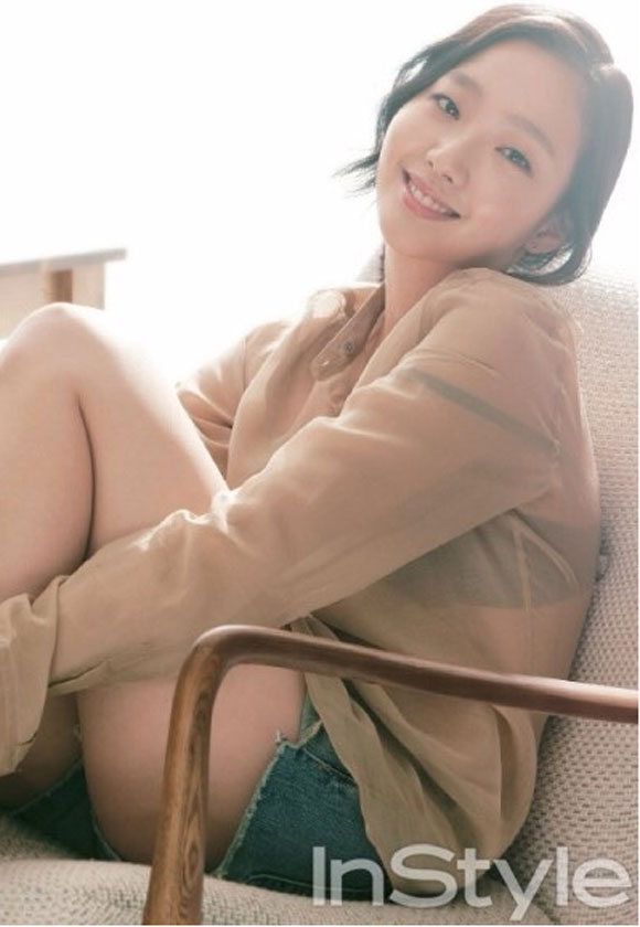 김고은의 인스타일 화보가 공개됐다. 김고은은 스킨 컬러의 시스루 블라우스에 마이크로 미니 기장의 핫팬츠를 매치해 은근한 섹시미를 뽐냈다. / 인스타일 제공