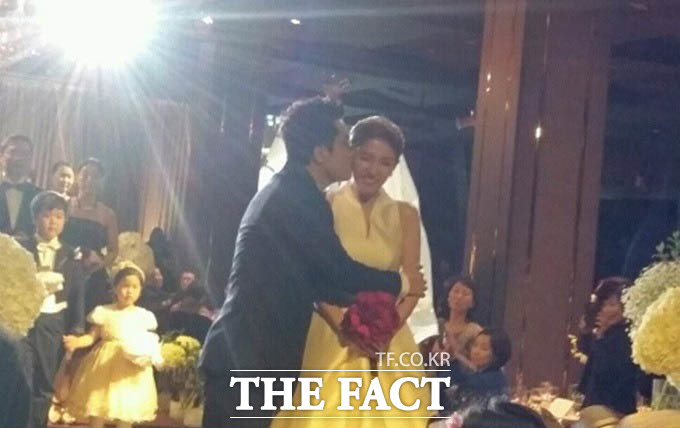 지난 7일 백년가약을 맺은 김경란·김상민 부부. 김상민 의원이 아내 김경란의 볼에 입맞춤을 하고 있다./더팩트 독자 제공
