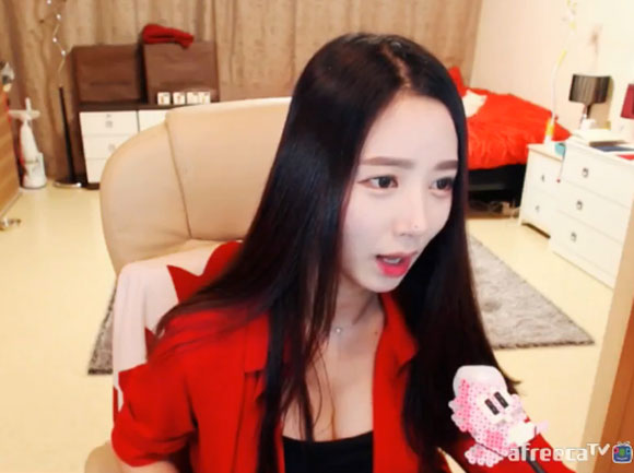 아프리카 티비 BJ 지효의 외모가 관심을 받고 있다. 아프리카 티비 지효는 배우 박수진 닮은꼴로 인기를 모으고 있다. /아프리카 TV 방송화면 캡처