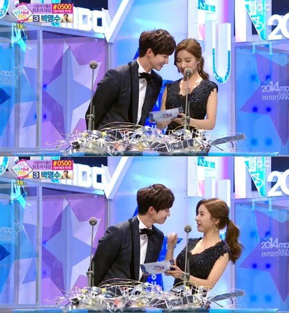 MBC 우리 결혼했어요에서 가상 부부로 출연하고 있는 김소은과 송재림(왼쪽)이 중앙대학교 동문으로 알려져 눈길을 끌고 있다./ 2014 MBC 방송연예대상 방송 화면 캡처