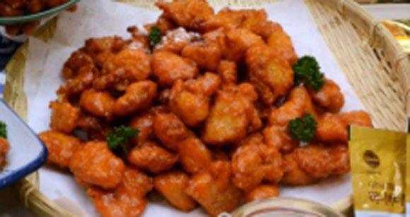 수원 통닭골목이 누리꾼들의 옛 향수를 자극하고 있다. 수원 통닭골목은 2000년대 초반 형성되기 시작해 현재 10여 군데의 크고 작은 닭집이 들어서 있다.  /서울신문 제공