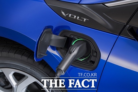 차세대 볼트는 LG화학과 공동 개발한 18.4kWh 용량의 배터리 셀을 장착해 에너지 축적 능력을 개선했으며 288개였던 기존 배터리 셀을 192개로 획기적으로 줄여 차량 중량을 9.8kg 감소시키고 에너지 효율을 극대화했다.