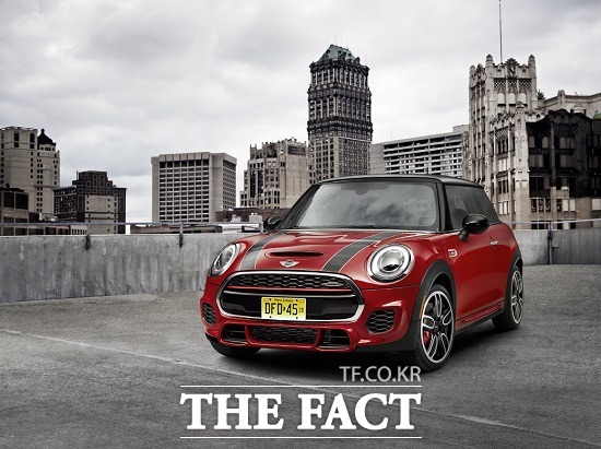 MINI는 뉴 MINI JCW와 더불어 3세대 뉴 MINI, MINI 최초의 5도어 해치백 모델인 뉴 MINI 5도어, 그리고 콘셉트 모델인 MINI 수퍼레제라 비전을 공개한다. / MINI 제공