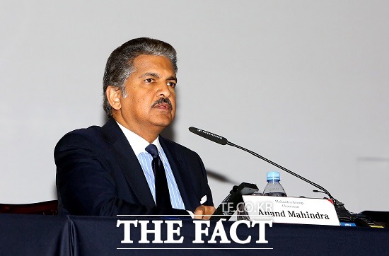 쌍용자동차의 대주주인 인도 마힌드라그룹의 아난드 마힌드라 회장이 13일 서울 동대문디자인플라자에서 열린  티볼리 신차발표회에서 해고 노동자들의 복직 문제에 대해 견해를 드러냈다. / 쌍용자동차 제공