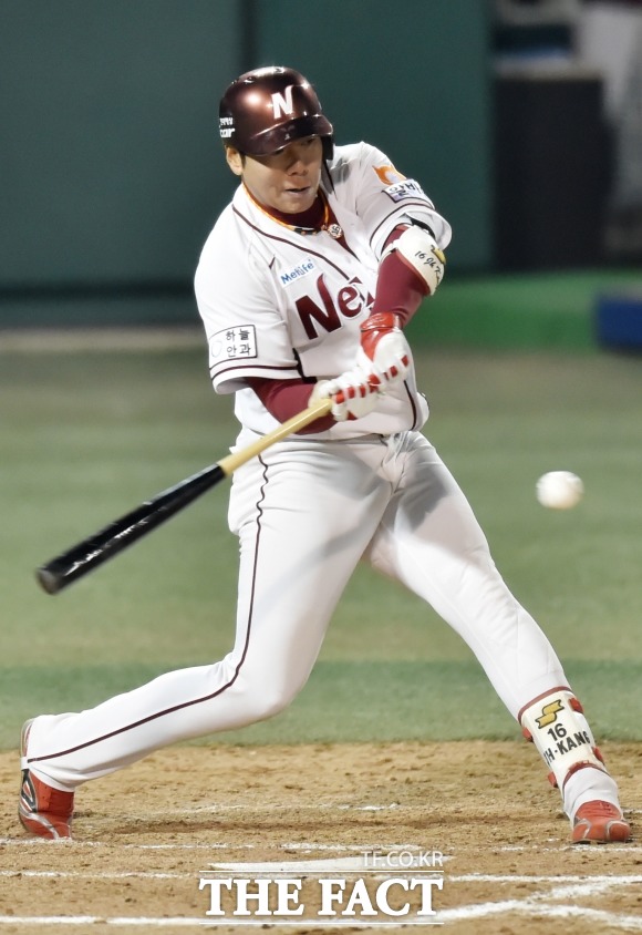 강정호가 4년간 1600만 달러의 계약조건으로 피츠버그 입단을 눈앞에 두고 있다고 13일 미국 ESPN이 보도했다. 지난해 4월 롯데와 경기에서 스윙하고 있는 강정호. /최진석 기자