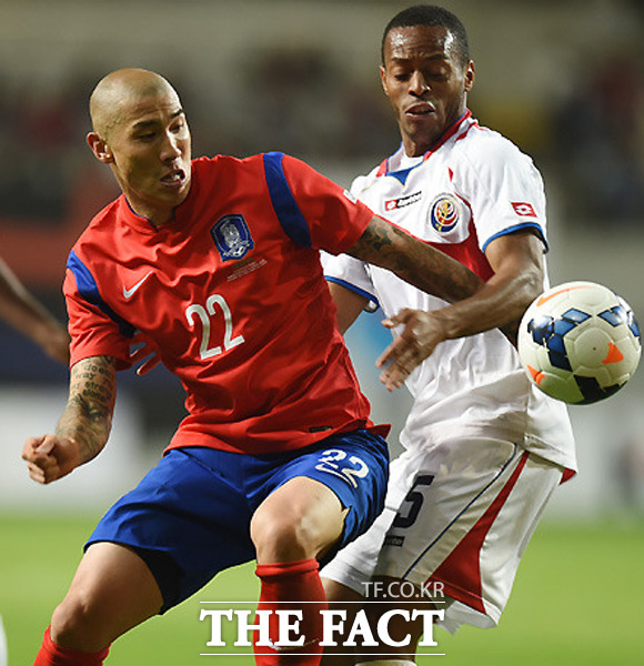 차두리(왼쪽)가 13일 쿠웨이트전에서 폭풍 질주와 택배 크로스로 도움을 기록했다. / 최용민 기자