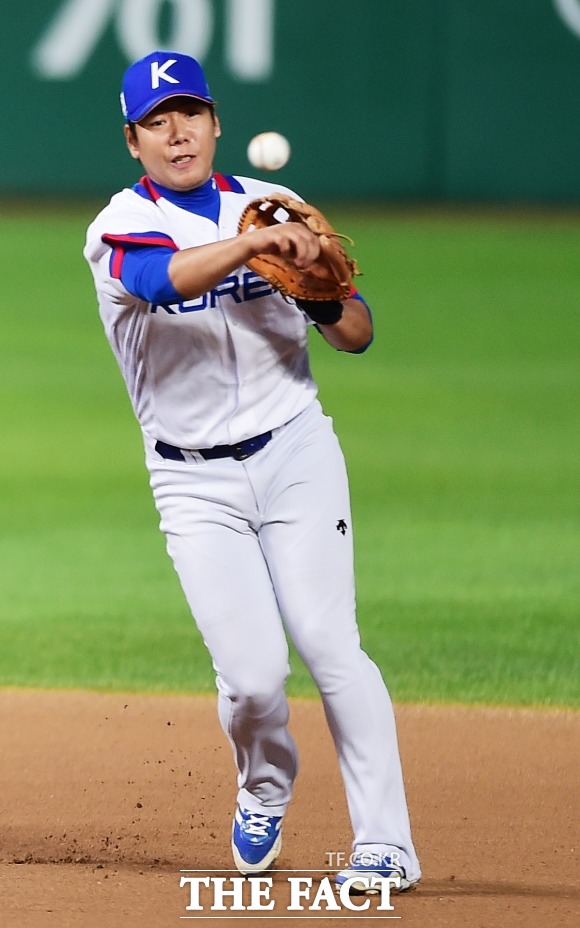 강정호가 지난 9월 27일 중국과 2014 인천 아시안게임 야구 준결승에서 1루로 송구하고 있다. /배정한 기자