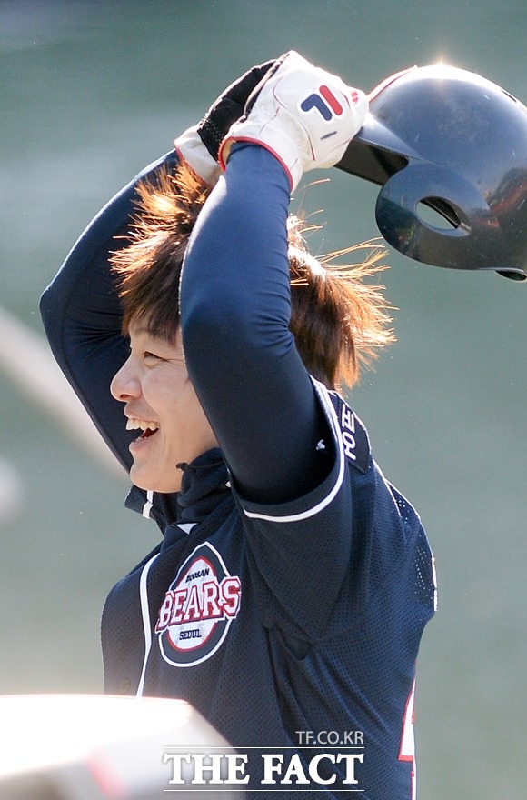 두산 베어스는 13일 민병헌과 연봉 2억 8000만 원에 계약했다고 밝혔다. 지난해 3월 9일 넥센 히어로즈와 원정 경기에서 환하게 웃고 있는 민병헌. / 임영무 기자