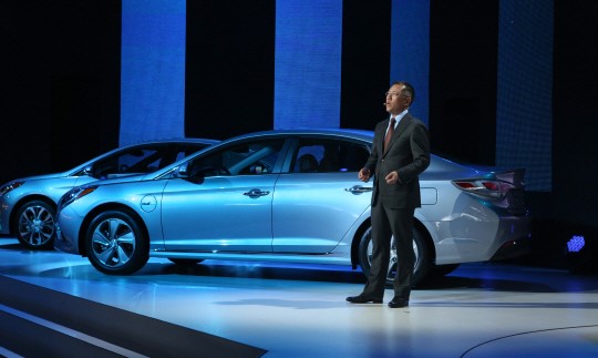 13일(한국 시각) 미국 디트로이트 2015 국제 오토쇼에서 현대자동차의 쏘나타 플러그인 하이브리드(PHEV)가 첫 선을 보였다. /현대차 제공