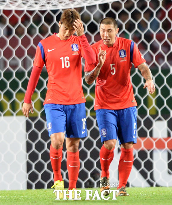 차미네이터 차두리(35·서울)의 은퇴가 시기상조라는 것이 다시 한번 입증됐다.  차두리는 전반 36분 남태희에게 택배 크로스를 날렸고 절달받은 남태희는 정확한 헤딩골로 연결했다. / 이호균 기자