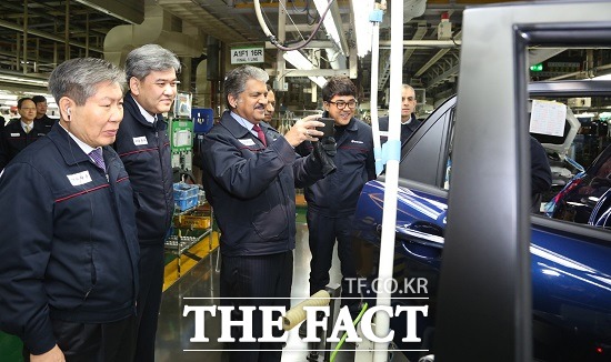 쌍용자동차의 대주주인 인도 마힌드라그룹의 아난드 마힌드라 회장이 14일 오전 쌍용차 평택 공장을 찾아 직원들을 격려했다. / 쌍용자동차 제공