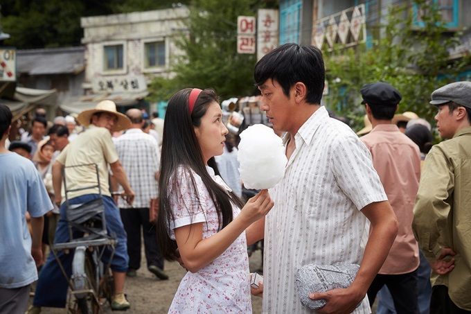 동갑내기 배우 하정우(오른쪽)와 하지원은 허삼관으로 처음 부부 호흡을 맞췄다. /NEW 제공