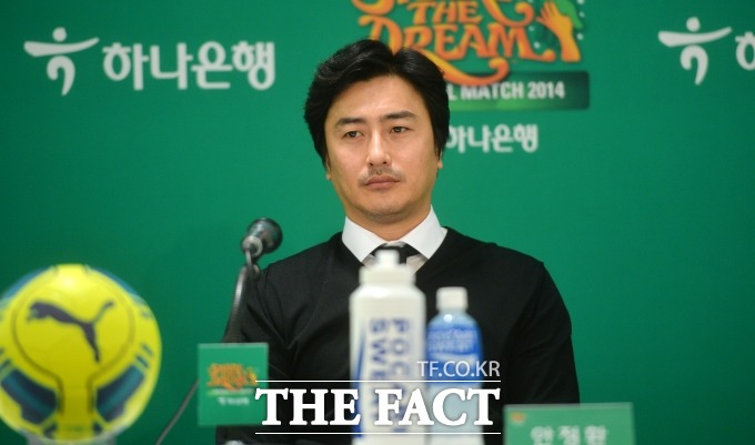 안정환이 13일 한국-쿠웨이트전 녹화 중계를 마치고 매니저와 함께 귀가하던 도중 서울 동작구 여의대방로 인근에서 4중 추돌 사고를 당했다. /문병희 기자