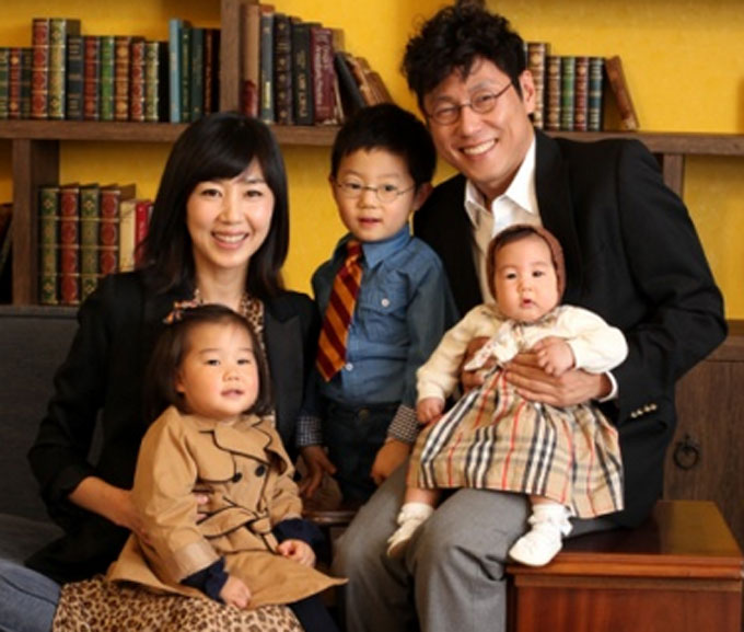 우리 동네 예체능에 출연하고 있는 전미라(맨 왼쪽)는 2006년 윤종신(맨 오른쪽)과 결혼해 슬하에 라임 라익 라오(가운데 왼쪽부터) 세 자녀를 두고 있다. / 전미라 미니홈피 캡처