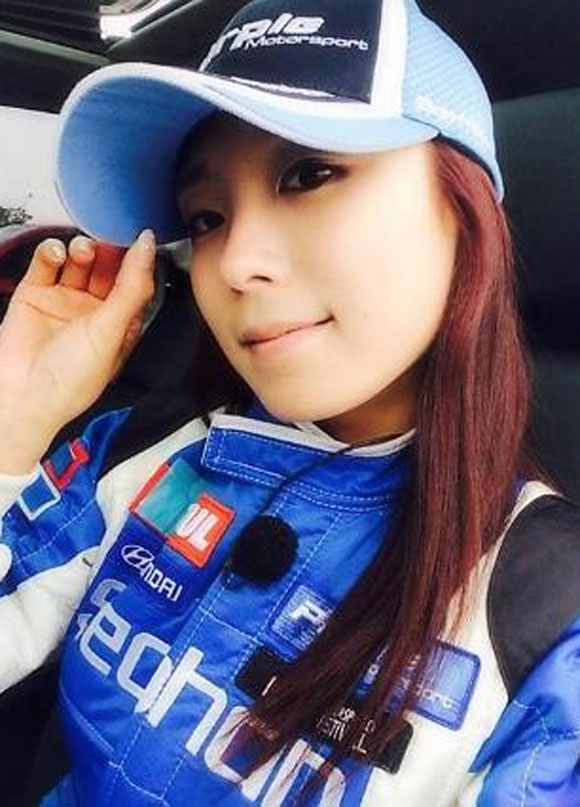 권봄이의 수상경력이 재조명받고 있다. 권봄이는 지난 2013년 한국자동차경주협회에서 주는 올해의 여성 드라이버 상을 받기도 했다./ 권봄이 페이스북