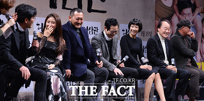 허삼관 출연 배우들이 제작발표회에서 가족같은 팀워크를 발휘해 영화 팬들의 눈길을 끌고 있다. /더팩트DB