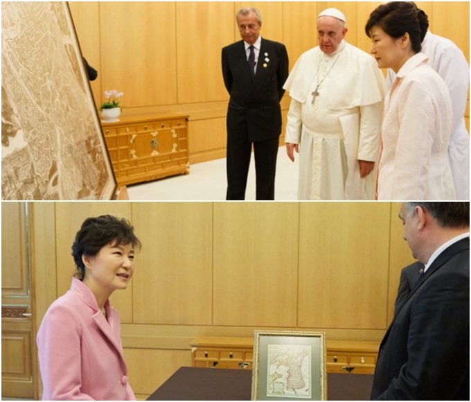 박근혜 대통령은 몇 차례 지도를 선물 받았다. 외국 정상과 종교 지도자들이 한반도와 세계 평화를 추구하는 박 대통령의 의지를 반영한 것이다./청와대 제공