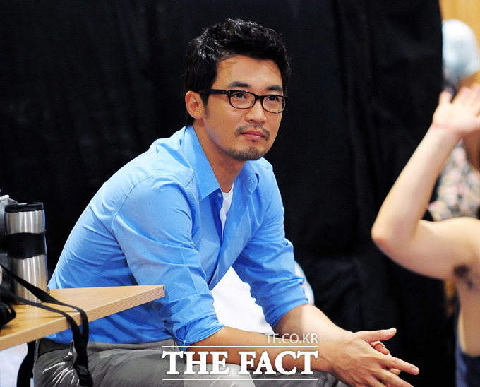 안재욱이 뮤지컬 배우 최현주와 열애설로 관심을 받고 있다. 안재욱의 전 여자 친구에 대해 신동엽이 언급한 방송 내용도 눈길을 끌고 있다. / 더팩트 DB