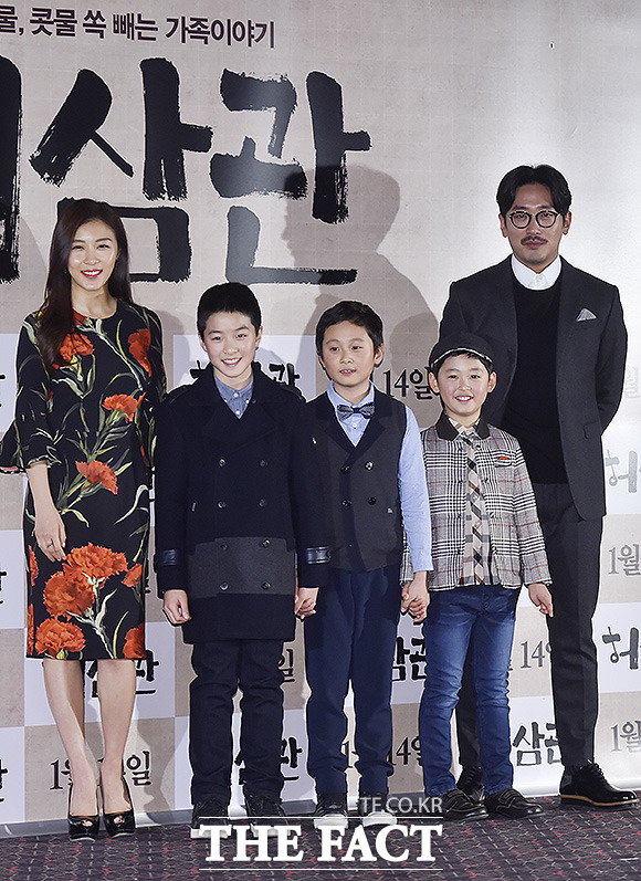 9일 서울 성동구 왕십리 cgv에서 열린 영화 허삼관 언론시사회에 배우 하지원과 아역 배우 남다름, 노강민, 전현석, 하정우(왼쪽부터)가 참석해 포즈를 취하고 있다.  /최진석 기자