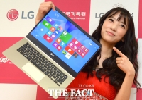 [TF포토] 레인보우 지숙, '이렇게 가벼운 노트북 보셨나요?'
