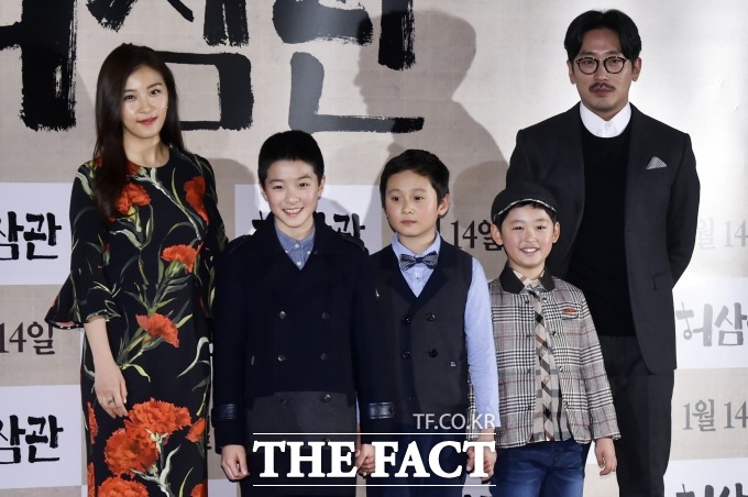 영화 허삼관이 많은 사람의 관심을 한몸에 받고 있다. 더욱이 허삼관엔 배우 겸 감독인 하정우를 포함해 하지원과 이경영, 성동일 등 특급 배우들이 출연해 눈길을 끌고 있다./최진석 기자