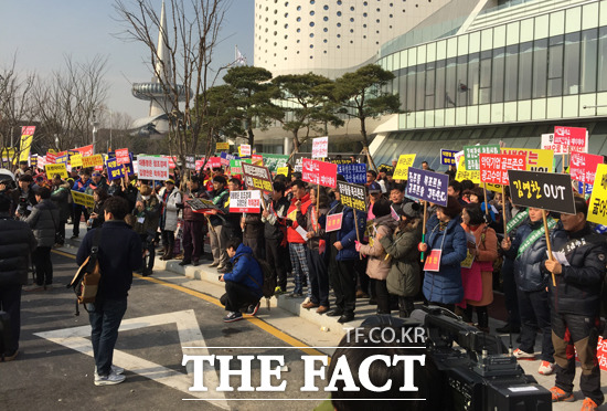 골프존 사업자 비상대책위원회가 15일 대전 유성구 도룡동의 골프존 조이마루에서 생존권을 주장하며 집회를 펼쳤다. / 대전 조이마루=임준형 기자