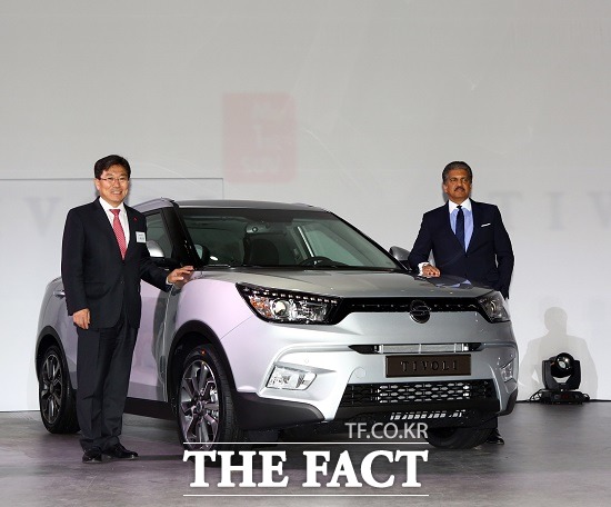 티볼리가 출시 초반부터 소비자들에게 좋은 반응을 얻으며 순조로운 출발을 보이고 있다. 윤상직 산업통상자원부 장관(왼쪽), 마힌드라 그룹 아난드 마힌드라 회장 / 쌍용자동차 제공