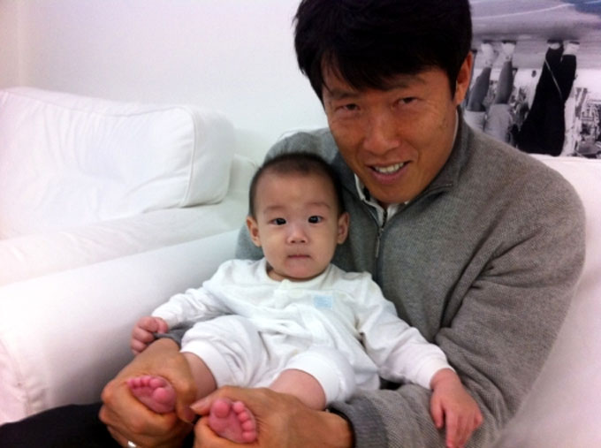 차범근은 지난 2011년 블로그에 손자 아일 군과 함께한 사진을 공개했다. 아일 군은 차범근의 아들 차두리의 둘째 아들이다./ 차범근 블로그